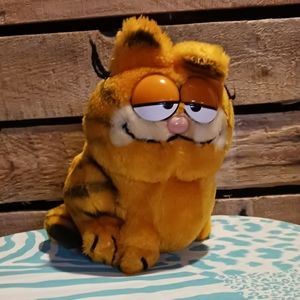 The Vintage 1981 sitting Garfield collectible
